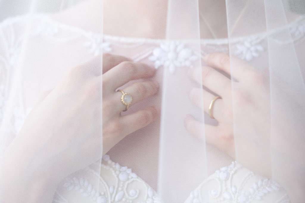 Anello sposa My Golden Age con pietra di luna cabochon e fede martellata Rome