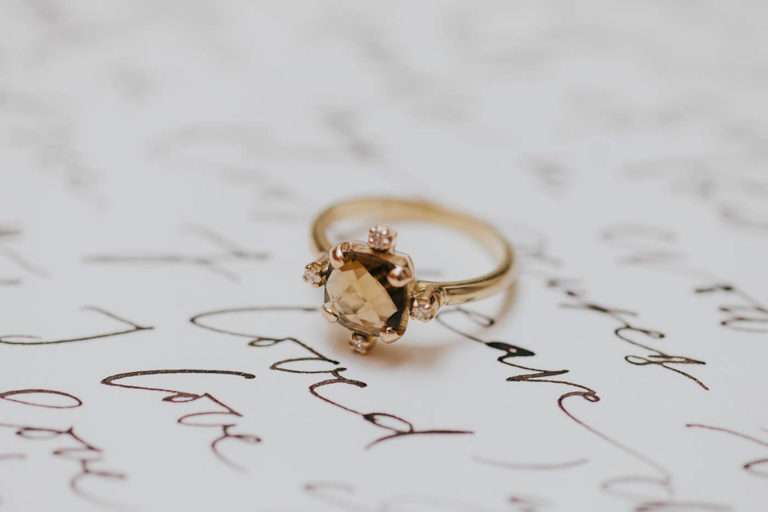 Anello My Golden Age con topazio cognac e diamanti disposti a croce